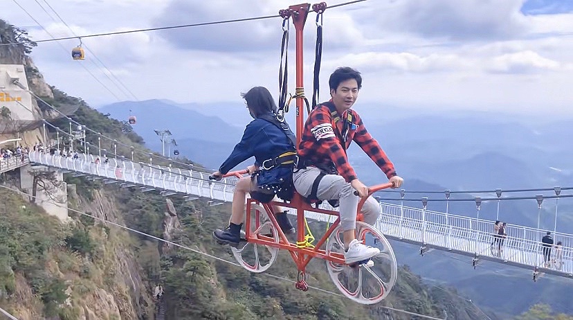 高空自行車  景區(qū)網(wǎng)紅打卡設(shè)備  高空體驗(yàn) 刺激挑戰(zhàn)